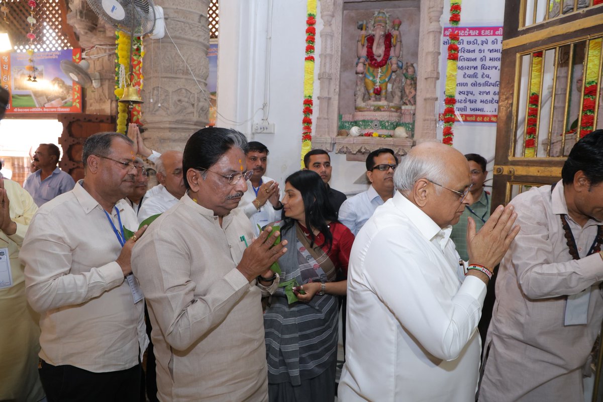irushikeshpatel's tweet photo. આદરણીય વડાપ્રધાનશ્રી @narendramodi  સાહેબની જન્મભૂમિ વડનગરમાં પધારેલા માનનીય મુખ્યમંત્રીશ્રી @Bhupendrapbjp  સાહેબ સાથે લોક આસ્થાના કેન્દ્ર સમા હાટકેશ્વર મંદિરે શીશ નમાવીને દેવાધિદેવના દર્શન કર્યા. 

પવિત્ર શ્રાવણ માસના ત્રીજા સોમવારે દિવસની શરૂઆત શિવાલયથી કરી. સૌ નાગરિકો સ્વસ્થ રહે અને રાજ્ય સતત પ્રગતિ કરતું રહે એ માટે શિવજીને પ્રાર્થના કરી.