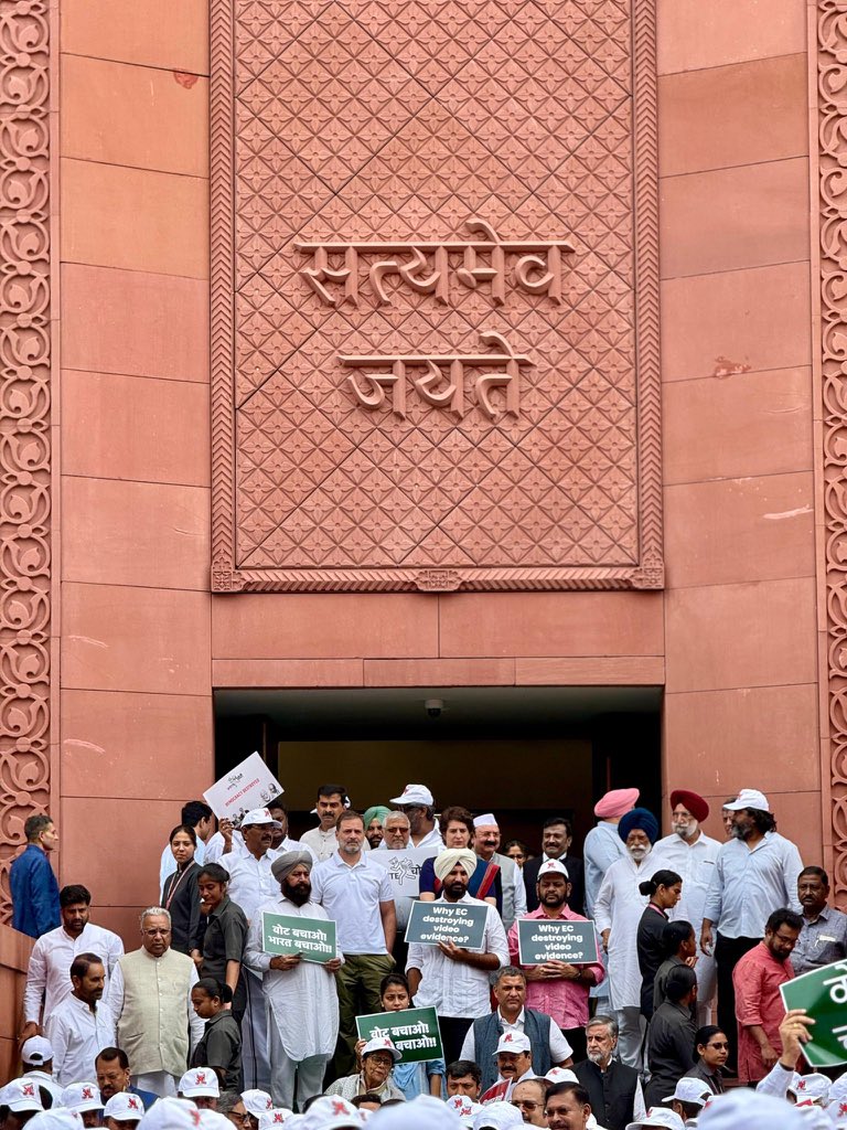 ShwetaSoni2510's tweet image. 🚨 #HallaBol against #VoteChori ✊
We will not let BJP and the Election Commission murder our democracy!
📍 Parliament House, Delhi
#SaveDemocracy #ECIExposed
