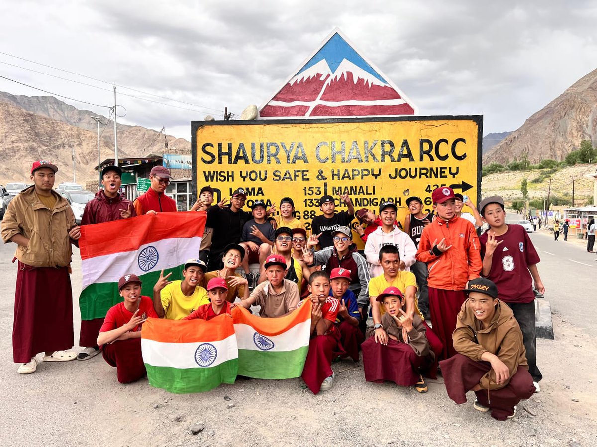 cibsladakh's tweet photo. 🇮🇳 Har Ghar Tiranga – Taking the Spirit of the Nation to the Remote Corners of Ladakh 🇮🇳
In celebration of the Har Ghar Tiranga campaign our monk students travelled to one of the remote villages in Ladakh, There, they hoisted the National Flag.
#HarGharTiranga 
@MinOfCultureGoI https://t.co/2FzAmaQE6U