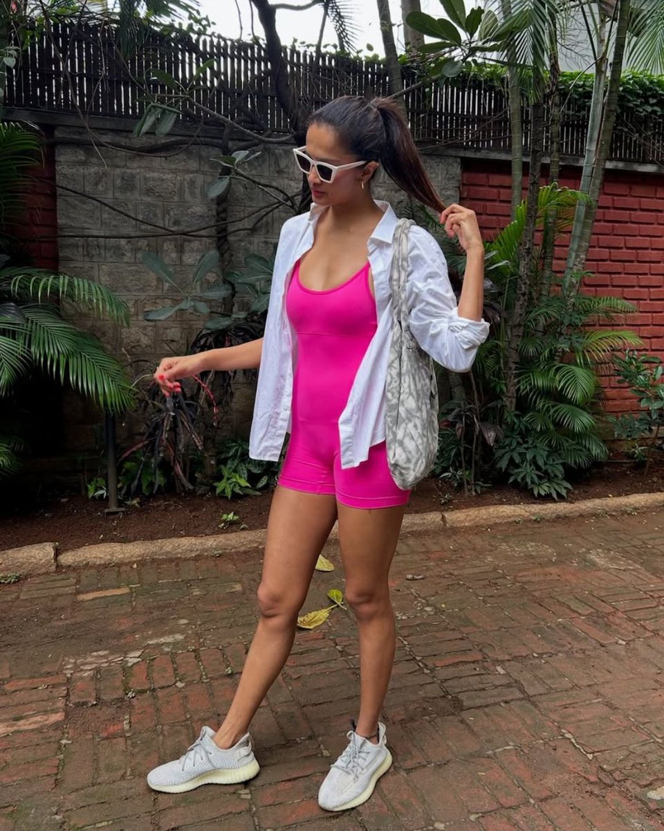 BangaloreTimes1's tweet photo. Shubhra shines in her vibrant pink yoga fit! 🌸✨
#YogaGlow #PinkPower #FitnessFashion #BrightInPink #YogaStyle #VibrantVibes #HealthyLifestyle #WellnessJourney #YogaInspiration #FitAndFab #ShubhraAiyappa #KannadaCeleb https://t.co/7w1zna7bAH