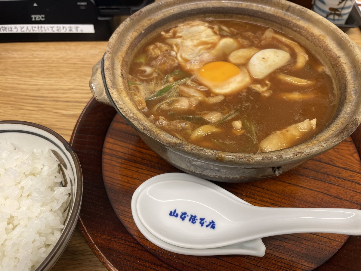 wowALFwow's tweet photo. #名古屋　#めし
名古屋駅の山本屋で味噌煮込みうどん食ったよ！

いやコレは味濃くていいね！うどんも美味しいけど、コメがすすむ！コメを大盛りでもらうべきだったよ！
サラダだと思ってたのは漬物だったよ！コレがなんか妙に美味い！コレもうちょっともらえないかな？

いやホント美味しかった！ https://t.co/BVjJ8OJ2VK