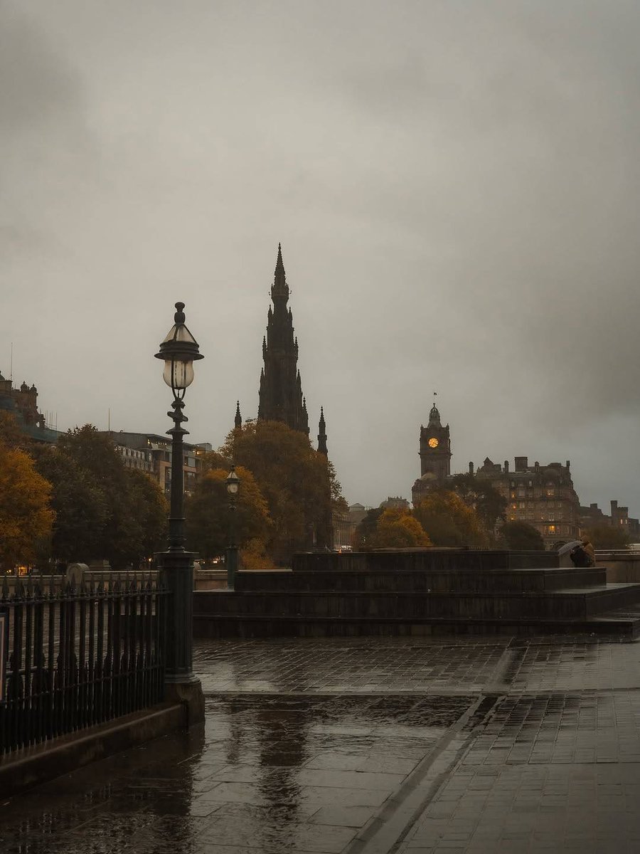 NostAcademia's tweet image. Rain and coffee in Edinburgh 🤎 Autumn
By: charmingwanders