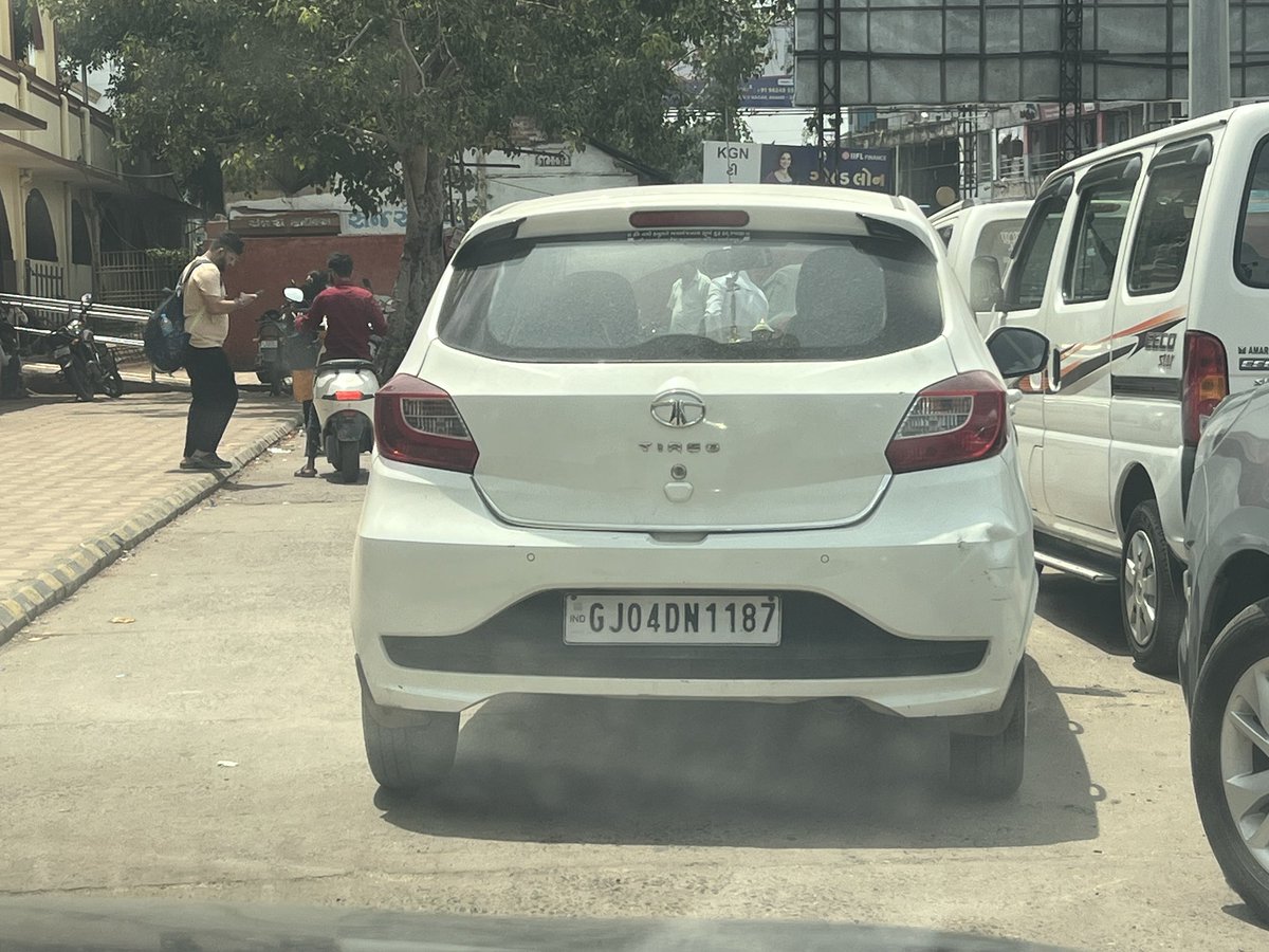rajangarasia's tweet photo. Any challan for this type of  parking at Anand railway station Gujarat ? Waiting for 20 mins for this guy n afterwards when i complain he was shouted on me. @GujaratPolice @RailMinIndia #trafficpoliceanand #anandpolice #spanand #anandrailwaypolice #railwaypolice https://t.co/tqs5rteAG3