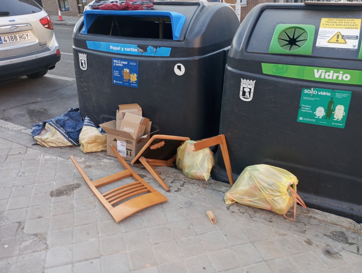 La ,💩 no coge vacaciones 
#madridestasucio
#sanblasabandonado
#simancasabandonado