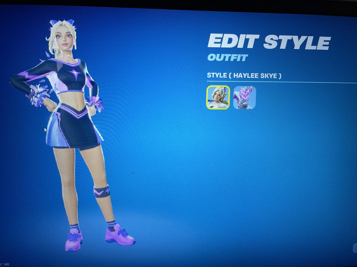 hawksbubblebutt's tweet photo. @FortniteStatus I unlocked the entire last battlepass and the white haylee version is unavailable for me idk why :(  first pic was the last day before update and today i checked and i didn’t have it https://t.co/Vb2ECHGuv0