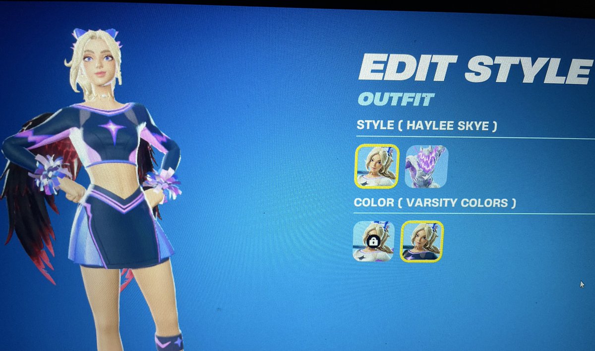hawksbubblebutt's tweet photo. @FortniteStatus I unlocked the entire last battlepass and the white haylee version is unavailable for me idk why :(  first pic was the last day before update and today i checked and i didn’t have it https://t.co/Vb2ECHGuv0