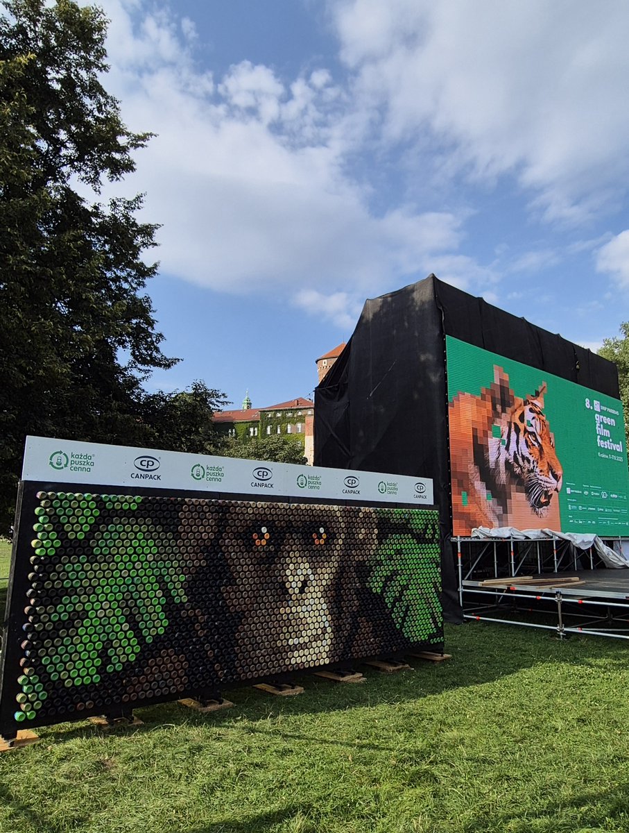 Jacek_Wodzislaw's tweet image. Ostatnio wrzucam na X głównie zdjęcia #PixelCan #Pixelata 

Tym razem wyjątkowa realizacja we współpracy z #CANPACK dla #InternationalGreenFilmFestival dostępna od wczoraj przez tydzień do 17.08 (niedziela) pod Wawelem w okolicy pomnika psa Dżoka w @krakow_pl 

#EveryCanCouns