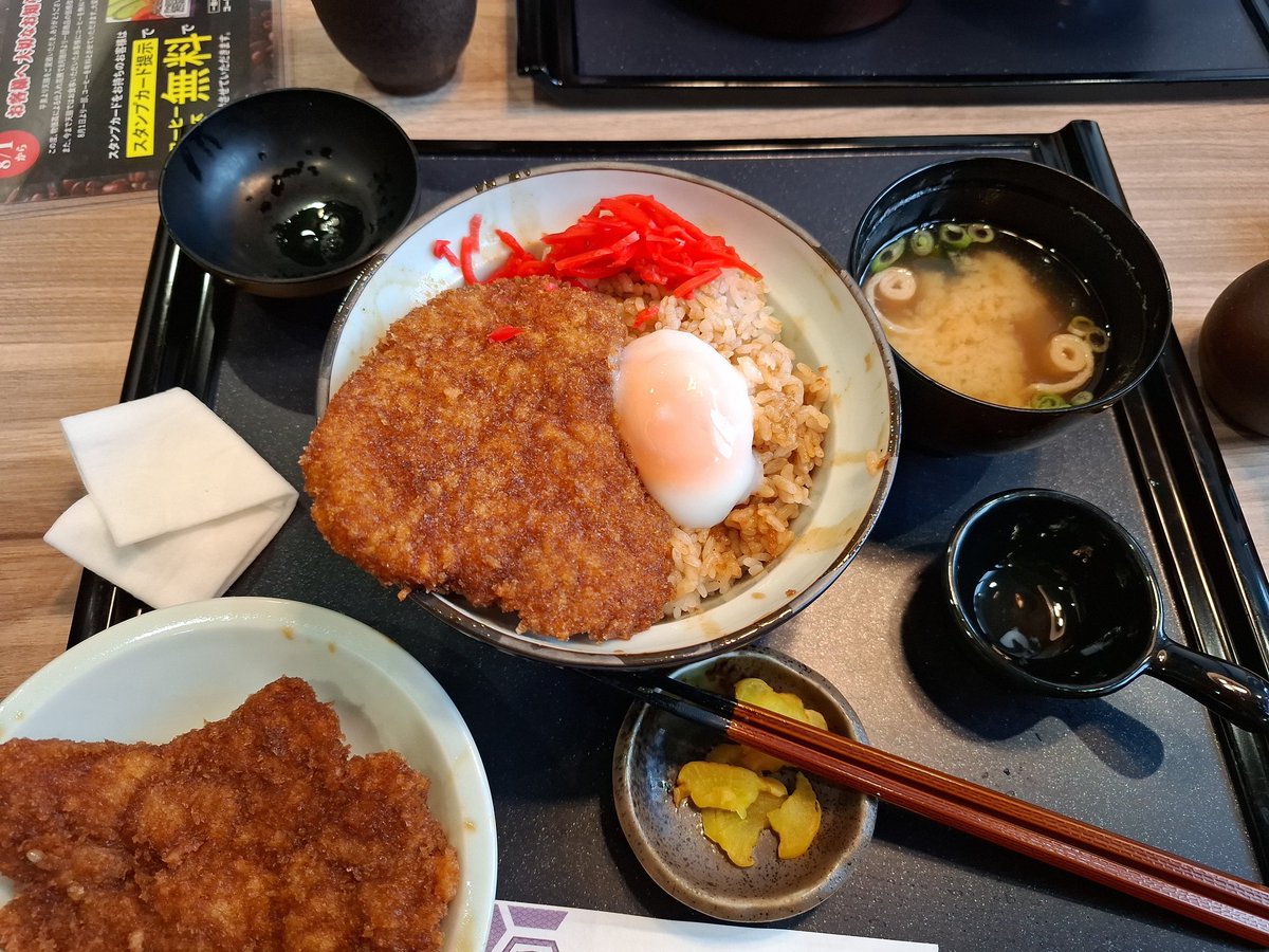 LR443's tweet image. 遅めのお昼ご飯
天膳の黒豚ソースカツ丼温玉乗せ！