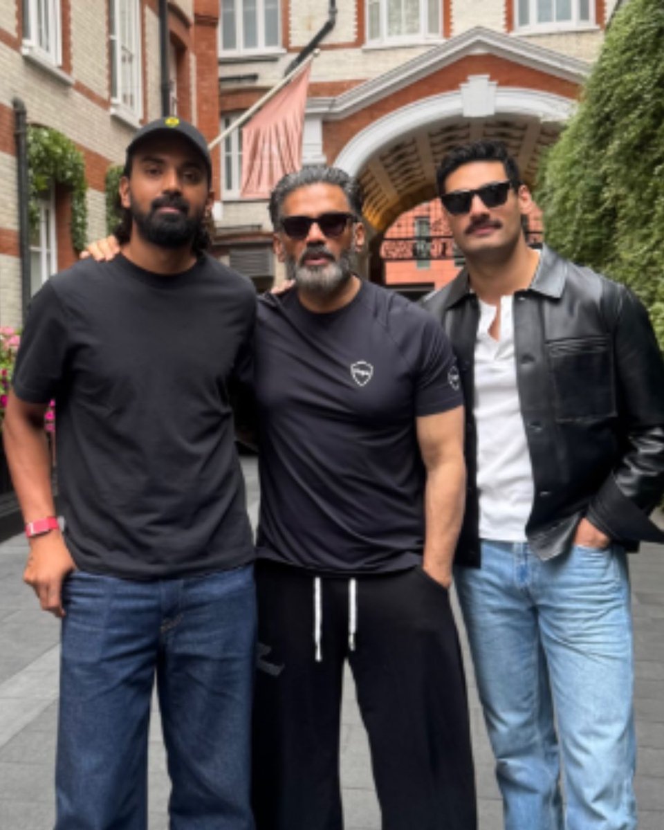 BangaloreTimes1's tweet photo. The dapper trio 😎✨ 

#LondonElegance #TrioGoals #BollywoodStars #DapperLook #KLRahul #SunielShetty #AhanShetty #FashionIcons #CityStyle #InstaChic https://t.co/iy6LtRz4Ug