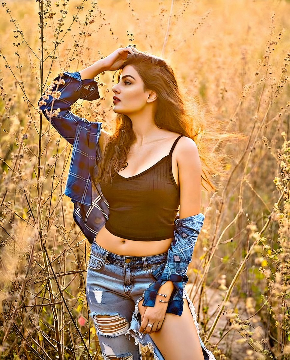 JamesFrost37751's tweet photo. Anisha Ambrose uncovered pics
#anishaambrose #Celebrities 
#War2 https://t.co/hcGYAkK1qd