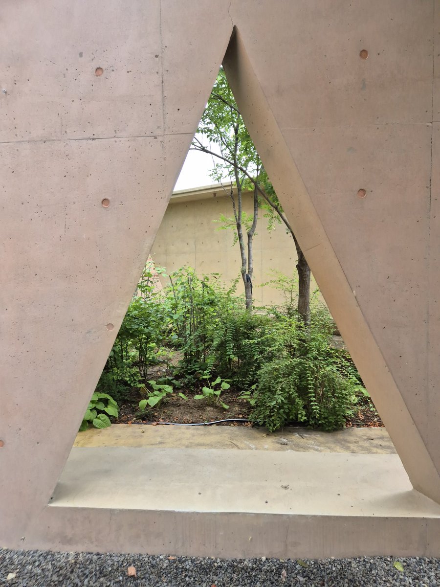 일단 카페임.. 몹시 큼.. 정원에 거위도 키움.. 대구는 손이 참 커..