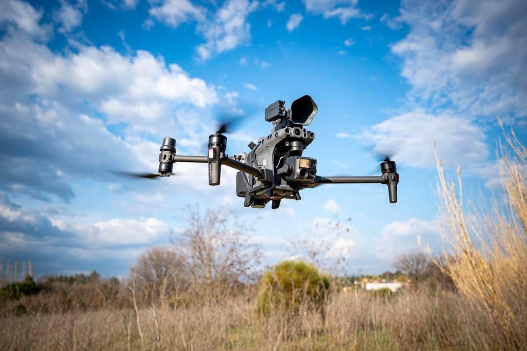 En solidarité avec le département de l’Aude, le @sdis83 engage une équipe drone constituée de 3 télépilotes.
🎯Objectifs
✅️ diffusion d'images de la zone brûlée vers le poste de commandement pour l’évaluation des dégâts ;
✅️ recherche de points chauds afin de guider les