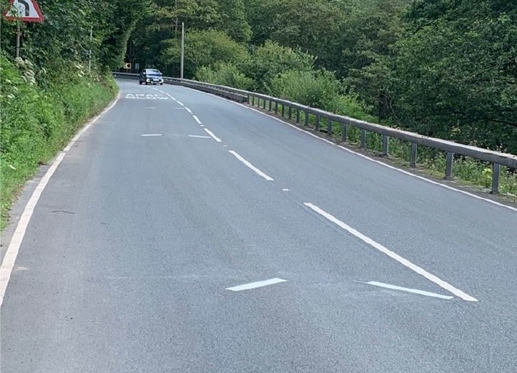 Ni’n helpu beicwyr modur i gadw’n fwy diogel ar ein ffyrdd drwy dreialu marciau ac arwyddion newydd ar ein ffyrdd

Gallwch eu gweld ar y ffyrdd canlynol:
•A487 Pantperthog
•A5 Coes Bwlch, Llangollen
•A483 by Llanbadarn Fynydd
•A483 Neuadd Glascoed
llyw.cymru/menter-arloeso…