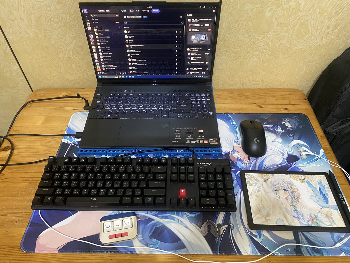 只有滑鼠墊跟耳機是自己的🤓