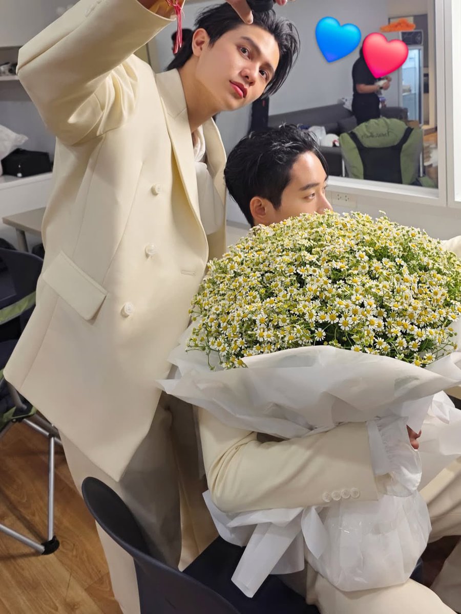 williamest with the daisy bouquet 🤍

WILLIAMEST MAGNETIC 
#WilliamEstFanconD2 #WilliamEst