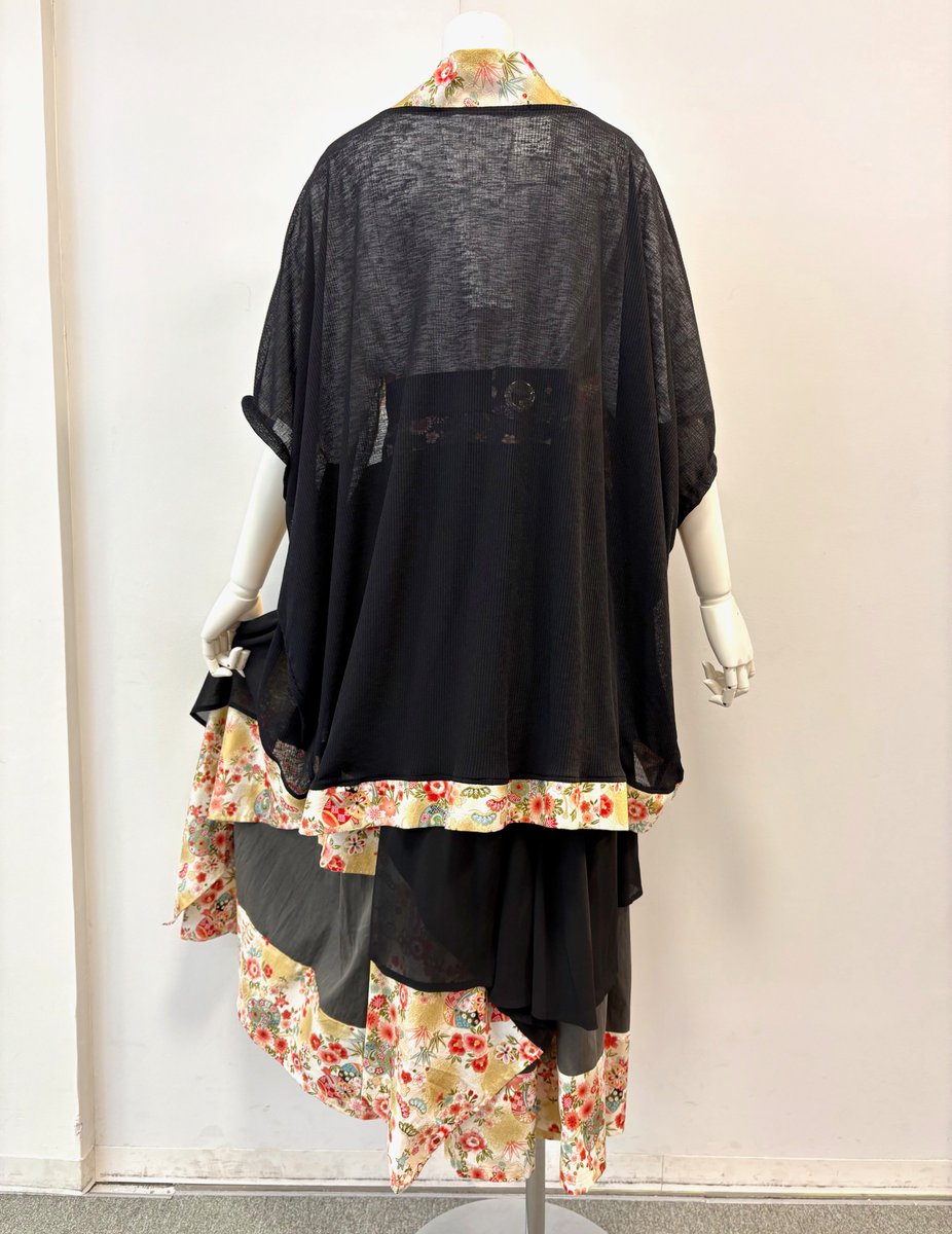 🌸gouk&amp;T･KUNITOMO🌸
TK新作入荷いたしました〜！！😘
黒と白の和柄が…！今日は白の和柄で爽や華やかコーデをしてみましたよ〜😘
スカートからトップス、羽織とアイテム揃っておりますので同柄で揃える事もできちゃいますよ〜！！
全て1点ものなのでお気に入りを見つけてくださいね〜🥰
#TKUNITOMO