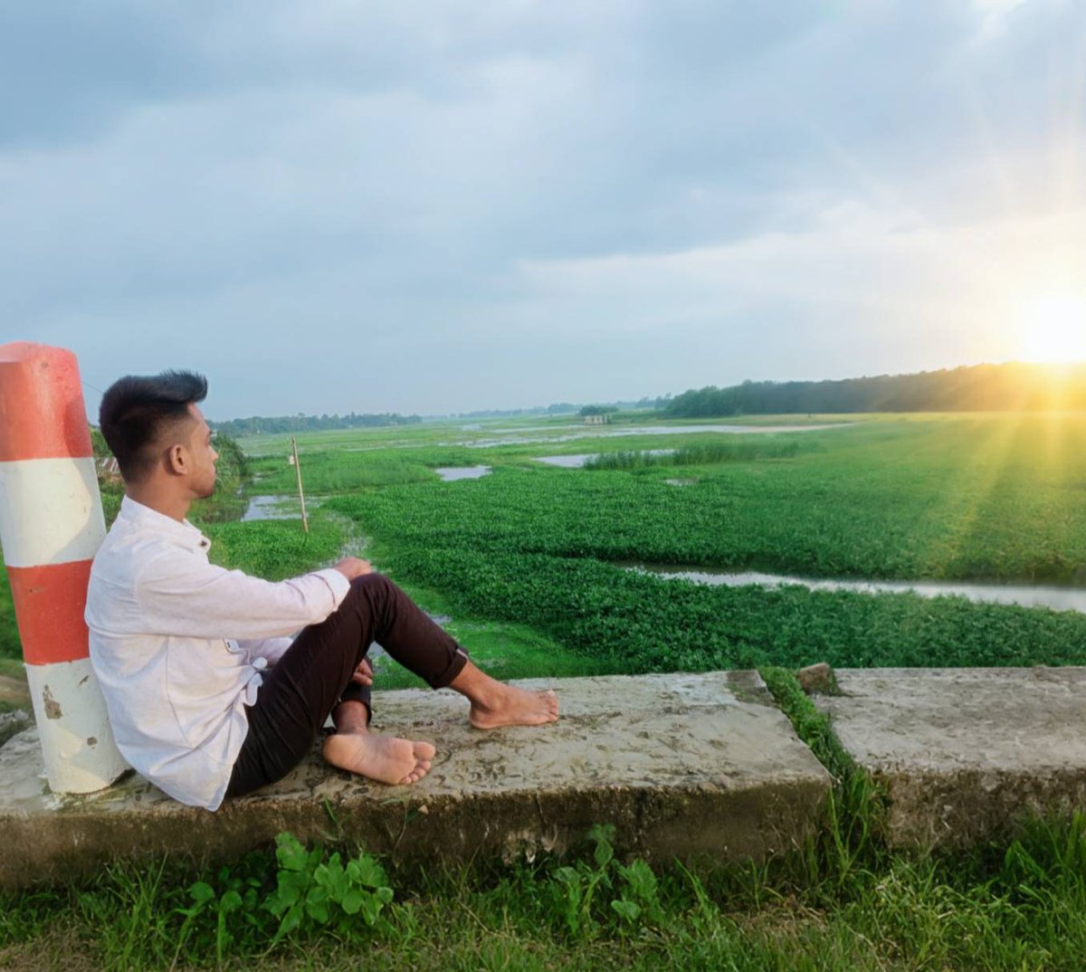 স্নিগ্ধ মন, শান্ত বিকেল…
নীরবতায় লুকিয়ে থাকা শত গল্প
সূর্যের আলোয় মিশে আছে হৃদয়ের উষ্ণতা
নিরবতা কখনো কখনো সবচেয়ে মধুর ভাষা
হৃদয়ের প্রতিটা কোণে শুধুই শান্তি খুঁজি
সৌন্দর্য কখনো শব্দে নয়, অনুভবে ধরা দেয়
হয়তো আমি একটুকরো শান্ত সমুদ্র
নরম আলোয় মোড়ানো এক নিঃশব্দ ভালোবাসা📷