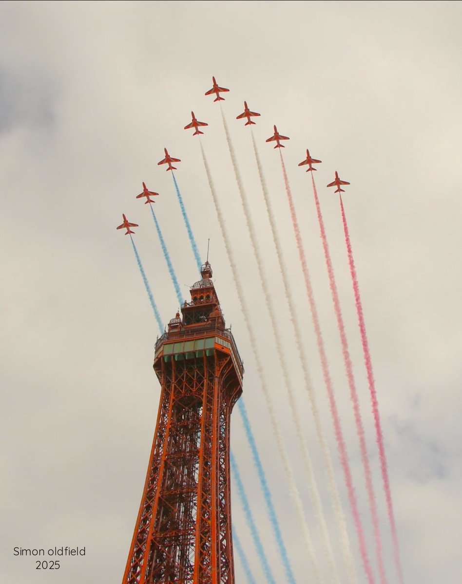 oldfieldsd8's tweet photo. #redarrows over the tower Saturday Aug 9 th https://t.co/vsUmaAFWMM
