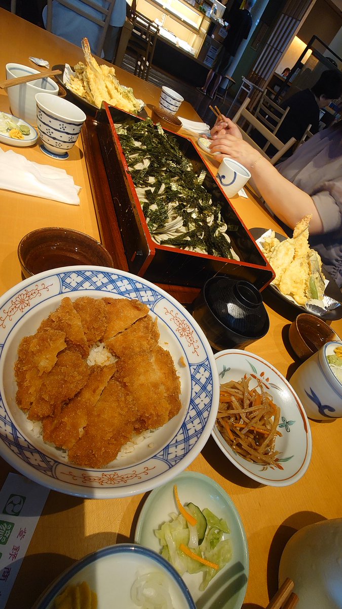 本日の昼飯。
小千谷市｢わたや 平沢店｣

花巻へぎそば(5人前)
山海天ぷら盛り合わせ
タレカツ丼

久しぶりのへぎそば︎︎👍
暑くても冷たい麺はいくらでも食べれるわ。
天盛りのキスがふわふわで最高！
タレカツ丼いつぶり？ってくらい久しぶりだったけど甘めのタレがたまらん🤤