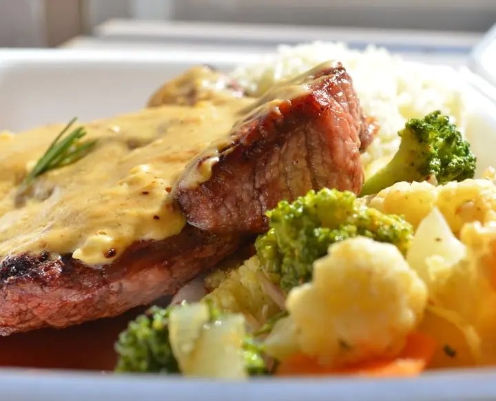 phalali_t_j's tweet photo. Spring is here and so is the flavour!  

Forget those boring desk snacks — Njays Family Restaurant is serving juicy steak, cheesy goodness, and tasty veggies that hit the spot.  

Whether you sit in or take away, they’re dishing out the taste of the season on every plate. https://t.co/cnL30n9RsA