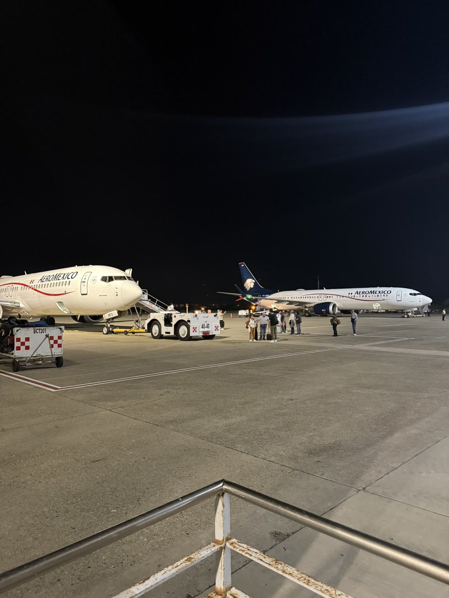 MarioMal's tweet photo. Con la novedad de que la incompetencia de autoridades del @Aeropuerto_ACA (@OMAeropuertos), las del @AICM_mx y las de @Aeromexico se juntaron para tratar con la punta del pie a los pasajeros de los seis vuelos que venían de Estados Unidos a la CDMX y que desviaron a Acapulco. 

Uno de los pilotos del vuelo AM421 procedente de Miami responsabilizó a las autoridades aeroportuarias y migratorias del @AICM_mx y @Aeropuerto_ACA, aunque todo apunta a que la decisión de la empresa que dirige Andrés Conesa fue pedirle a sus tripulaciones esperar las cinco horas máximas que se pueden quedar en el avión para terminar su jornada y no volar al @aifaaero, como estaba previsto. 

“Ya teníamos el plan y todo hecho (volar al AIFA) y de repente nos lo cambiaron (personal de migración y aduanas de ambos aeropuertos”, acusa (o justifica) el piloto.

Entonces, después de más de cinco horas en el avión, bajaron a todos los pasajeros a su suerte. 

Un desastre operativo, de coordinación y conveniencia para @Aeromexico @AeromexicoUSA dentro del desastre de las lluvias en la CDMX.