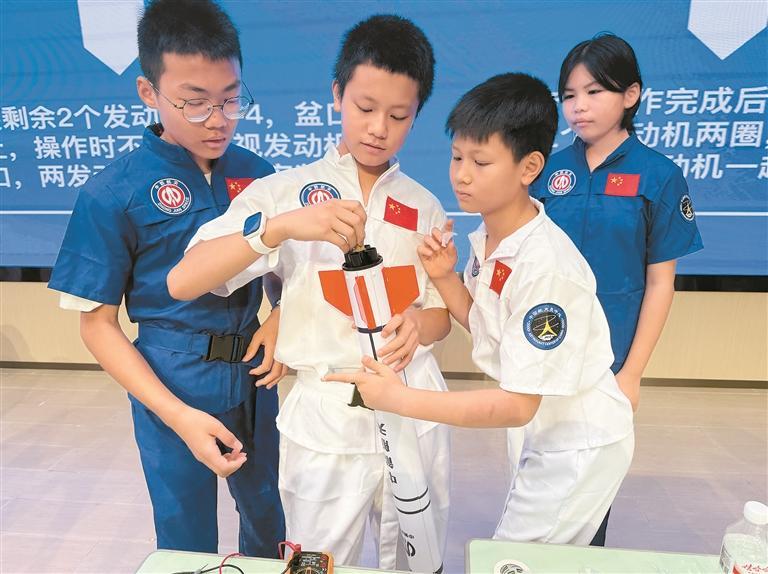 MorningGBA's tweet image. Ready for liftoff! 🚀 In Shenzhen, 180 kids and parents joined a hands-on rocket science camp — building, launching, and safely recovering 12 model rockets carrying “egg payloads.” The event sparked curiosity and planted seeds of space dreams. 

#Shenzhen #STEM #RocketLaunch…