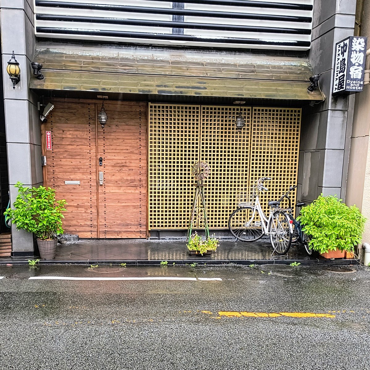 NAKASHIMA_YA's tweet photo. 大雨の影響で各地で被害が出ているニュースが流れており、これ以上被害が拡大しないことを祈っています

中島屋は無事です
ご心配いただきました皆さまありがとうございます

熊本は公共交通機関各社より安全が確認されるまで運休との発表があっておりましたが新幹線など徐々に動き出しているようです https://t.co/wdMjetMY4I