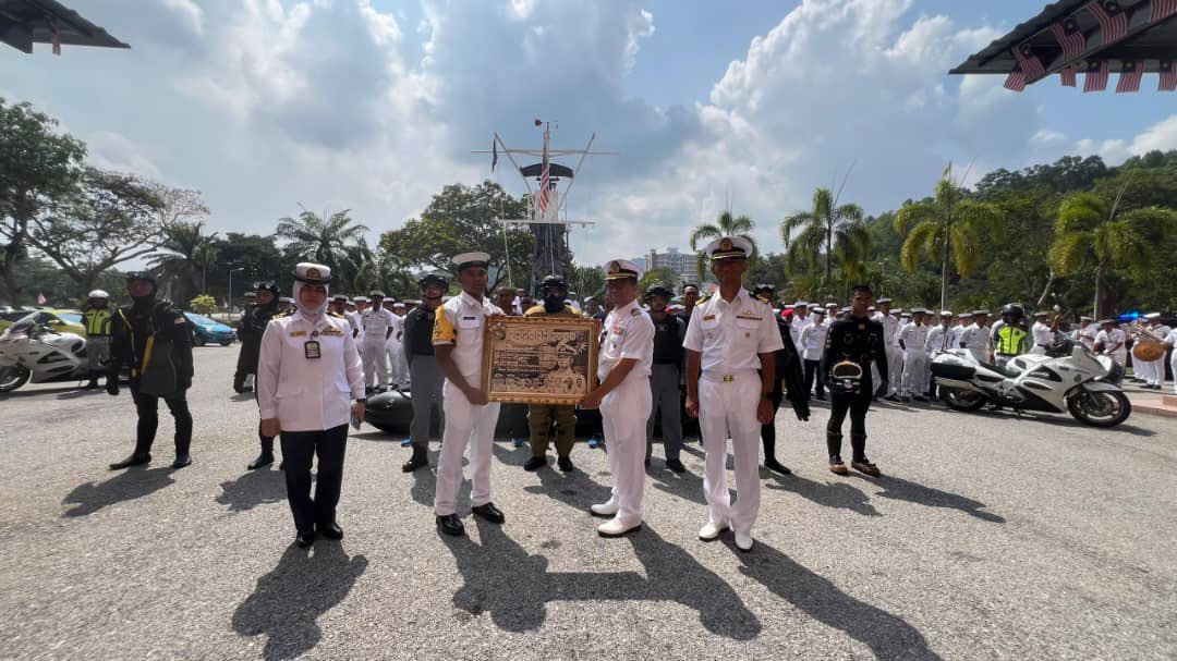 MAJLIS PENUTUP KURSUS MODUL KEPIMPINAN DAN PENGURUSAN PENINGKATAN SIRI 3/25

9 Ogos 25 - Majlis Penutup Kursus Modul Kepimpinan dan Pengurusan Peningkatan Siri 3/25 telah disempurnakan oleh Pegawai Memerintah PK TLDM.  Kursus ini telah berlangsung pada 28 Jul hingga 10 Ogos 25.