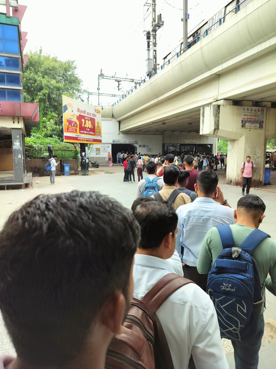 realgrvsharma's tweet photo. @OfficialDMRC शाहदरा metro station gate 2 पर एक ही Line चल रही है जबकि 2 मशीन उपलब्ध है । @CISFHQrs के सिपाही खाली बैठे रहते है जबकि वो भीड़ बढ़ने पर दूसरी line चला सकते है । लेकिन DMRC उन्हें ऐसा करने नहीं देता । कृपया कुछ कीजिए क्योंकि आप free में नहीं चला रहे हो मेट्रो । https://t.co/HTlMV0JTkU
