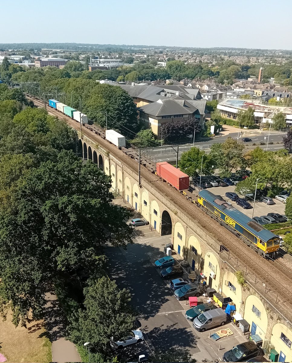 MC0963's tweet photo. Late running 4L66 Daventry - Felixstowe, headed by 66715, passing Chelmsford at 10.50 this morning. https://t.co/1XAGm8RH9u