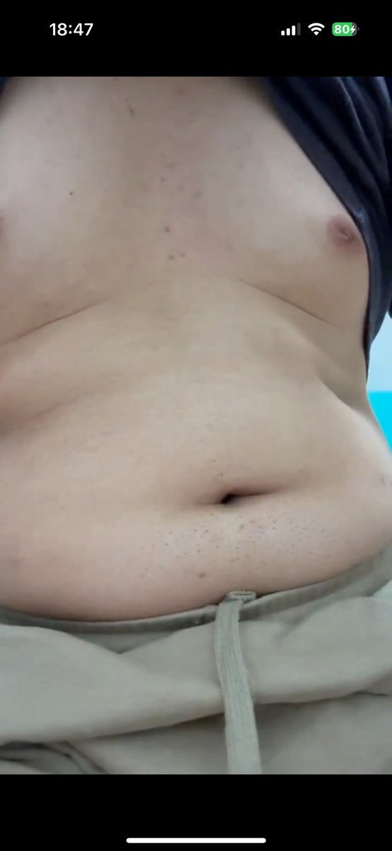 プール行ってみたいけどこの腹じゃ、、笑