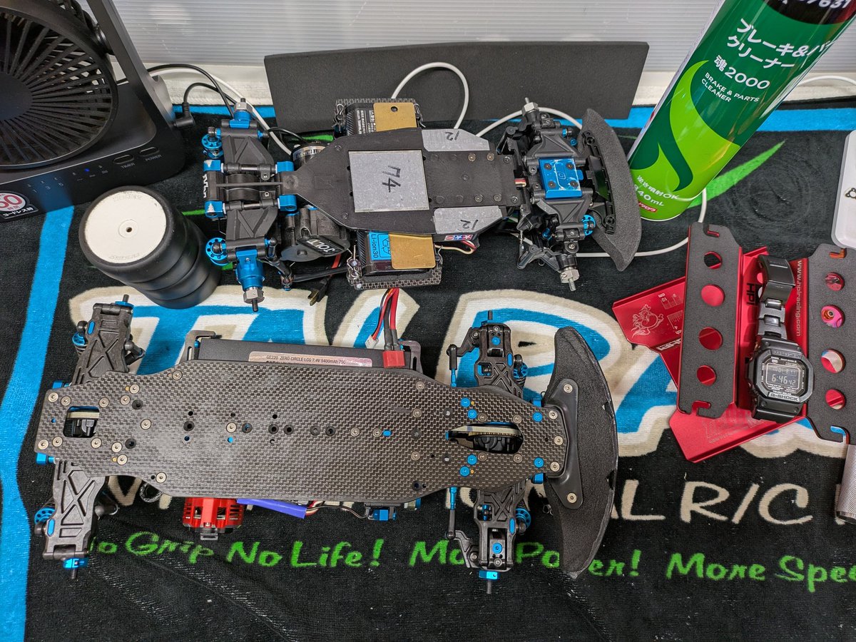takanorieight's tweet photo. 湿度が高いせいか、満員のコースは高グリップ！シャーシ裏がベタベタに！
#ラビットファンサーキット https://t.co/1mkkCOI6RH
