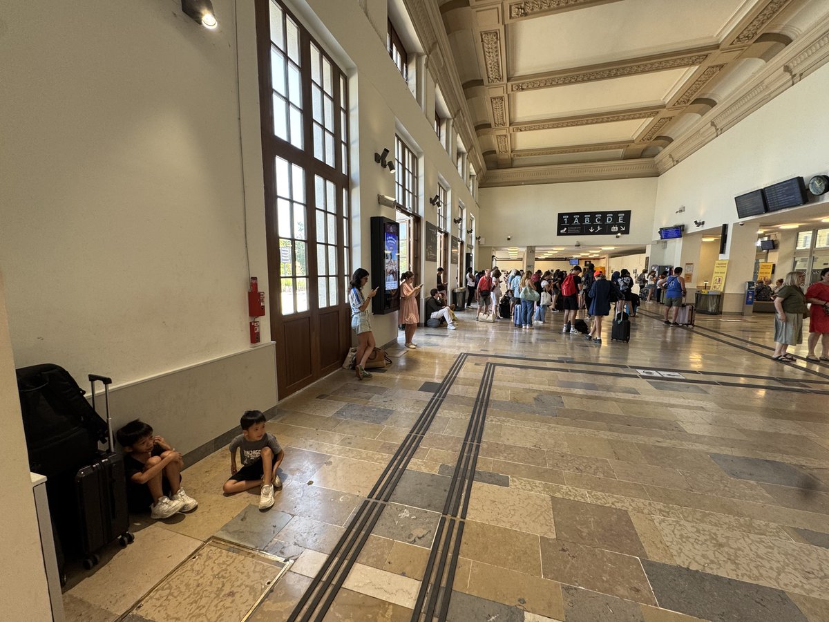 MarcGuyon's tweet photo. Avignon Centre.
Mes enfants me demandent pourquoi il n’y a pas beaucoup de place pour s’asseoir dans les gares en France.

Quelles sont les réponses possibles ? https://t.co/xwF9KHc9dc