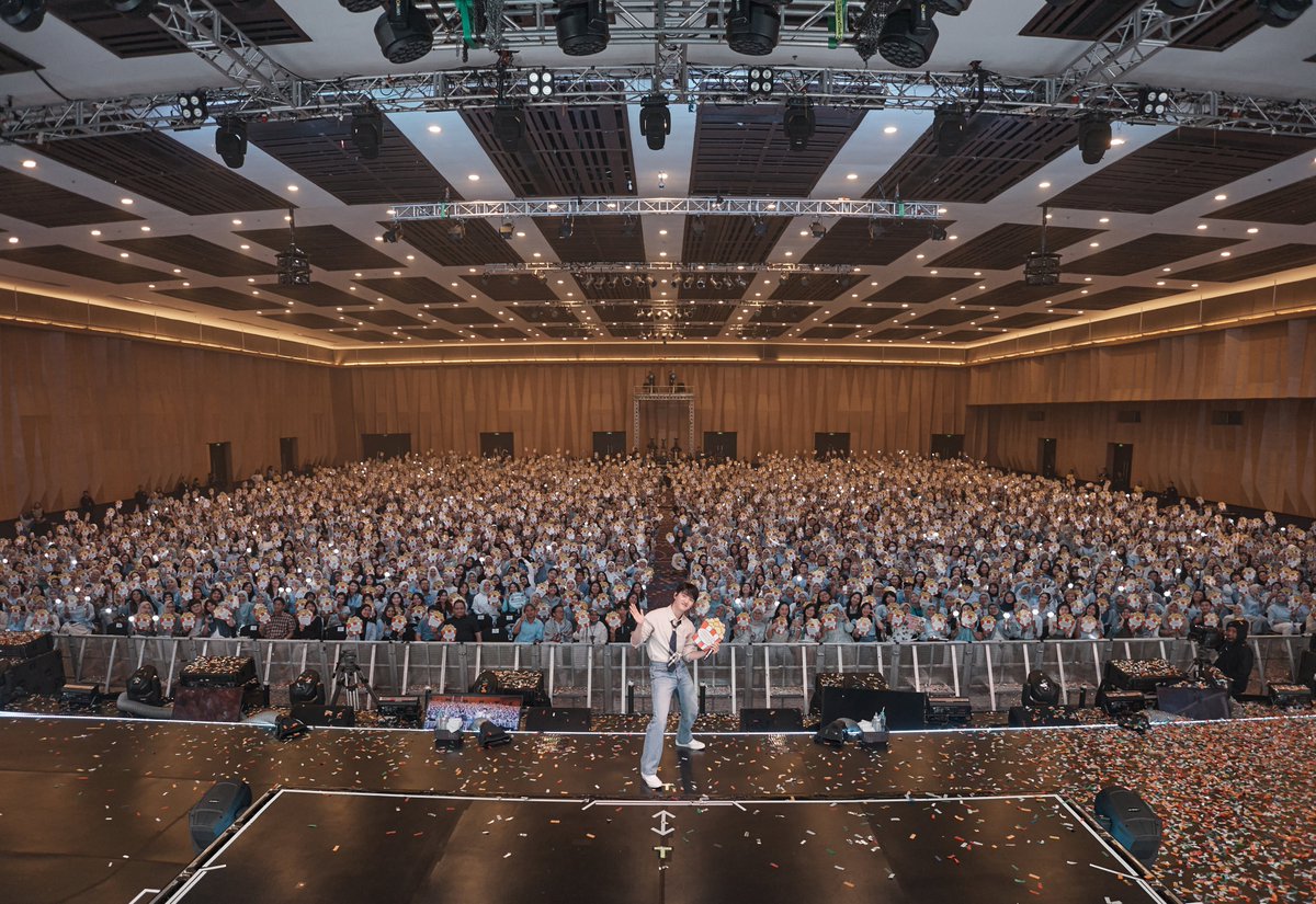 noirelights's tweet photo. from a small hall filled with popcorn to a large stadium full of penguins 😂

lets meet again in jakarta, dear kyungsoo 🩵 https://t.co/y3uU9BZJPj