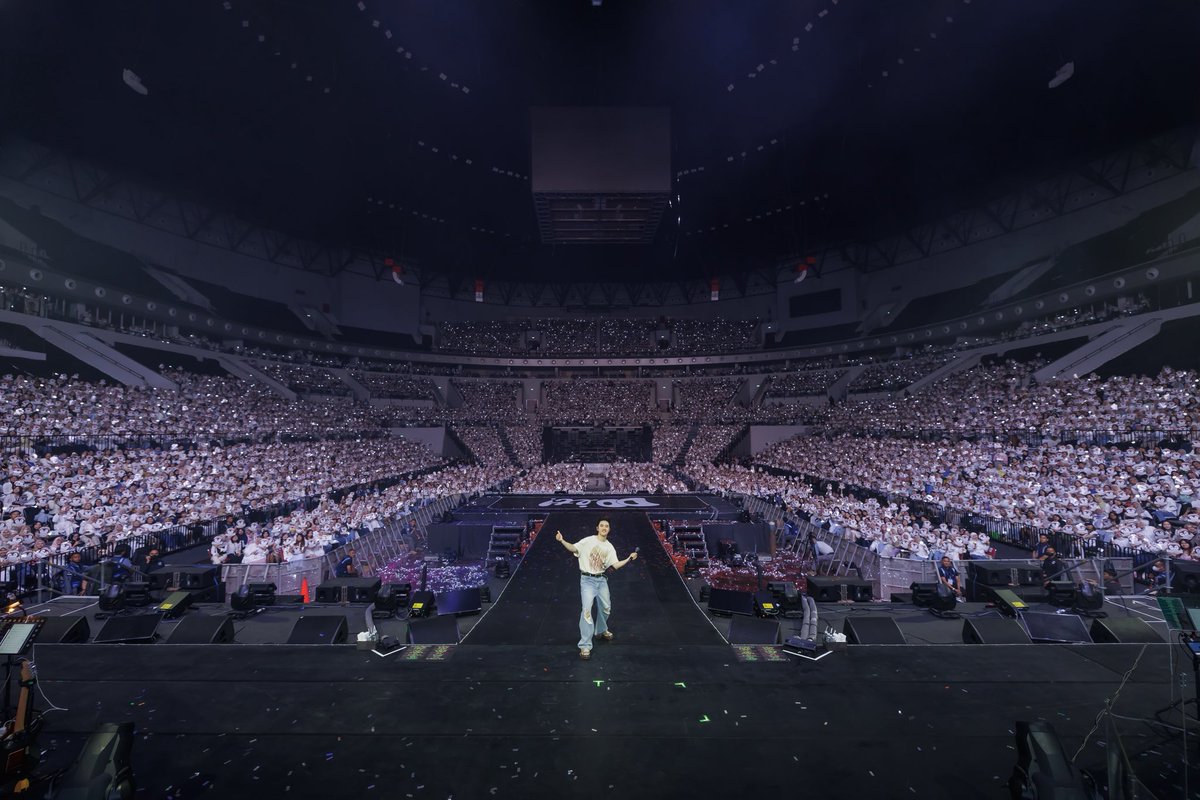 noirelights's tweet photo. from a small hall filled with popcorn to a large stadium full of penguins 😂

lets meet again in jakarta, dear kyungsoo 🩵 https://t.co/y3uU9BZJPj