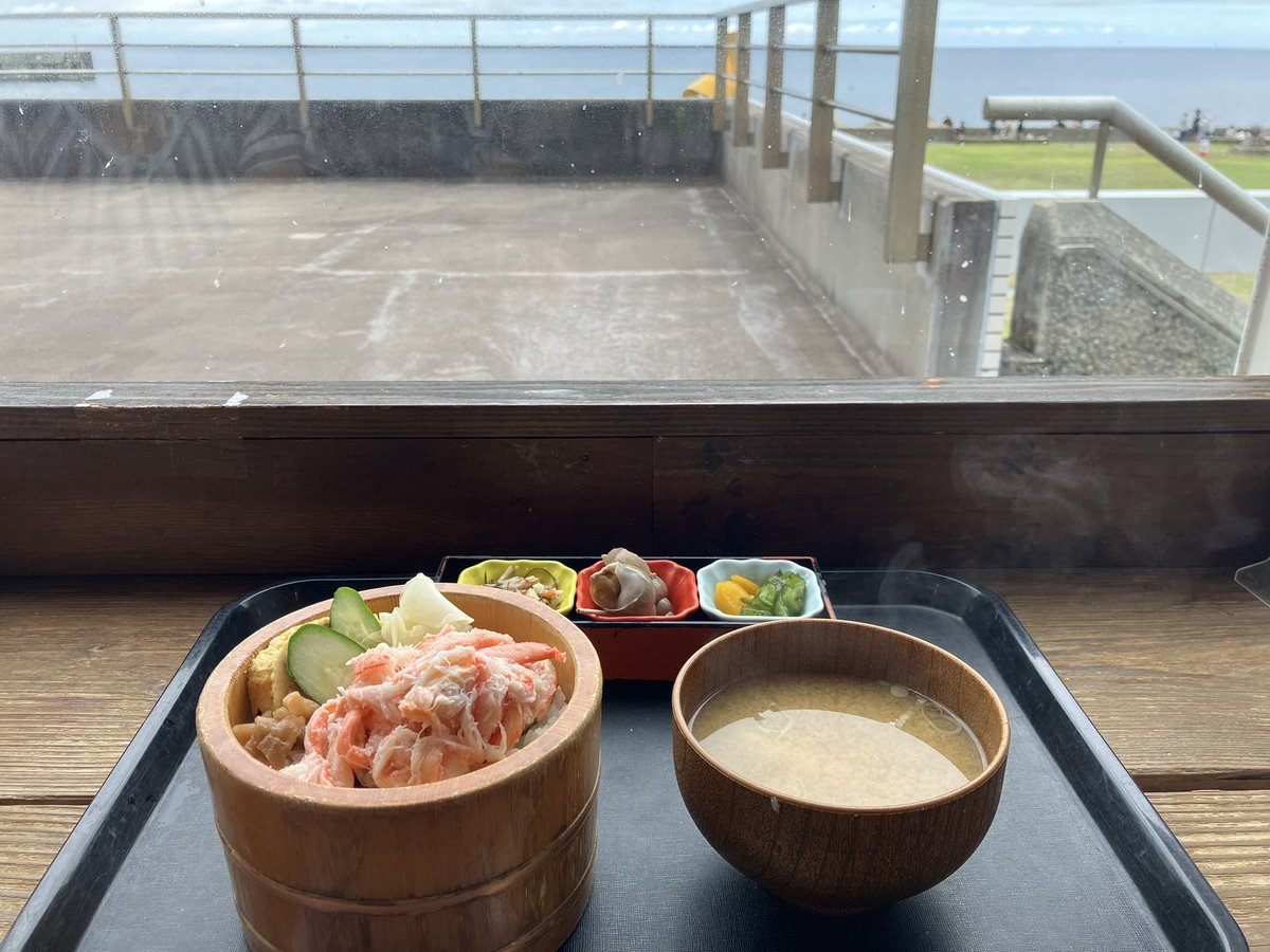 peterbaltan's tweet photo. 今日は山の日なのに新潟の海に行ってカニちらし定食を食べてきました
雨の中、海辺で蟹を食べている人たちも沢山いて蟹愛に溢れた蟹の聖地🦀
#マリンドリーム能生 https://t.co/36Z59VXWvG