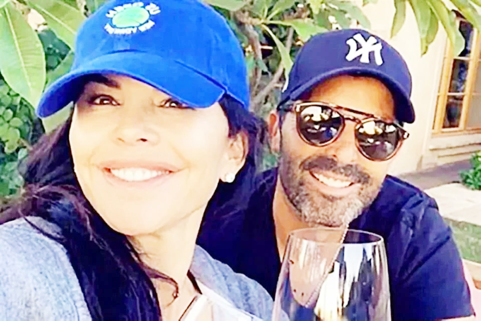 #RostrosyFamosos Bezos exigen 190 md a cuñado por filtrar fotos
A un par de meses de haber contraído matrimonio, Jeff Bezos y Lauren Sánchez, ya están de regreso en los titulares pues, de acuerdo con Page Six laprensa.mx/notas.asp?id=7…