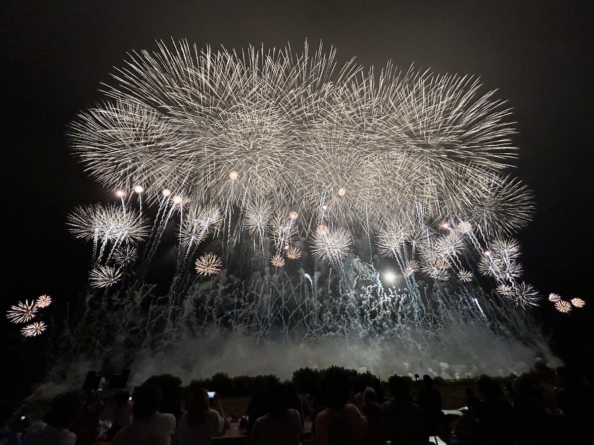 votscsp's tweet photo. 赤川花火大会 近年のエンディング曲
2024 風のゆくえ(Ado)
　　 僕のこと(Mrs. GREEN APPLE APPLE)
2023 未来予想図Ⅱ(DREAMS COME TRUE)
　　 Finally(安室奈美恵)
2022 裸の心(あいみょん)
　　 アイノカタチ(MISIA)
2019 若者のすべて(フジファブリック) 
　　 Bloom(Superfly)
2018 サザンカ(SEKAI NO OWARI)
　　 A New Day(Beverly)
2017 366日(HY)
　　 I love to sing(RIRI)
2016 Ginga(MISIA)
　　 Wherever you are(ONE OK ROCK)
2015 さよならの向こう側(TeN)
　　 Song For You(Che'Nelle)
2014 あぁ(Superfly)
　　 365日(Mr.Children)
2013 糸(Bank Band) 
　　 Believe(Che'Nelle)
#赤川花火大会