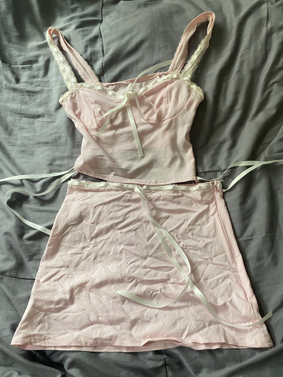 jmjhy's tweet photo. 60บาท s,m ใส่แค่ครั้งเดียว https://t.co/Nnycv68X1p