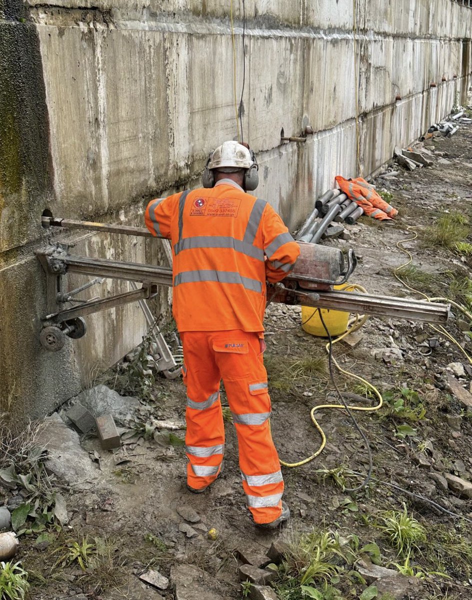 DDrillGroup's tweet image. Our Bridgend office team, doing a job in Merthyr Tydfil. 🏴󠁧󠁢󠁷󠁬󠁳󠁿 

Quite a challenging location for this one, getting the equipment to the drilling location which was 1000 meters from where we could park and unload the vans. 🚐 🧰 

 #drilling #coredrilling #construction