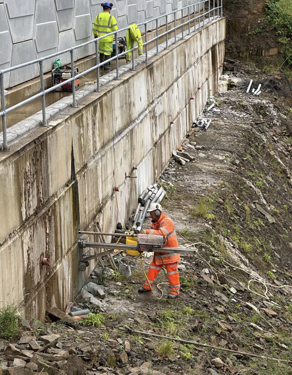 DDrillGroup's tweet image. Our Bridgend office team, doing a job in Merthyr Tydfil. 🏴󠁧󠁢󠁷󠁬󠁳󠁿 

Quite a challenging location for this one, getting the equipment to the drilling location which was 1000 meters from where we could park and unload the vans. 🚐 🧰 

 #drilling #coredrilling #construction