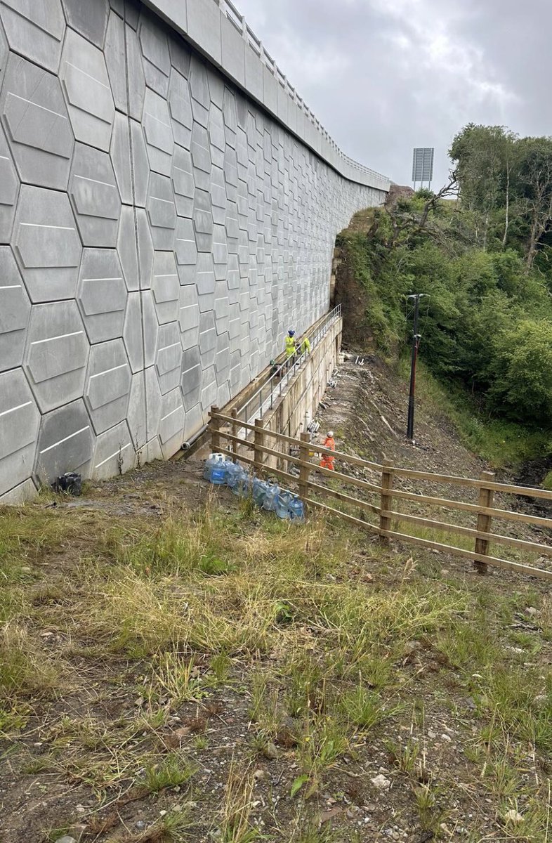 DDrillGroup's tweet image. Our Bridgend office team, doing a job in Merthyr Tydfil. 🏴󠁧󠁢󠁷󠁬󠁳󠁿 

Quite a challenging location for this one, getting the equipment to the drilling location which was 1000 meters from where we could park and unload the vans. 🚐 🧰 

 #drilling #coredrilling #construction