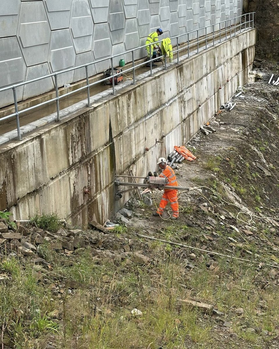 DDrillGroup's tweet image. Our Bridgend office team, doing a job in Merthyr Tydfil. 🏴󠁧󠁢󠁷󠁬󠁳󠁿 

Quite a challenging location for this one, getting the equipment to the drilling location which was 1000 meters from where we could park and unload the vans. 🚐 🧰 

 #drilling #coredrilling #construction