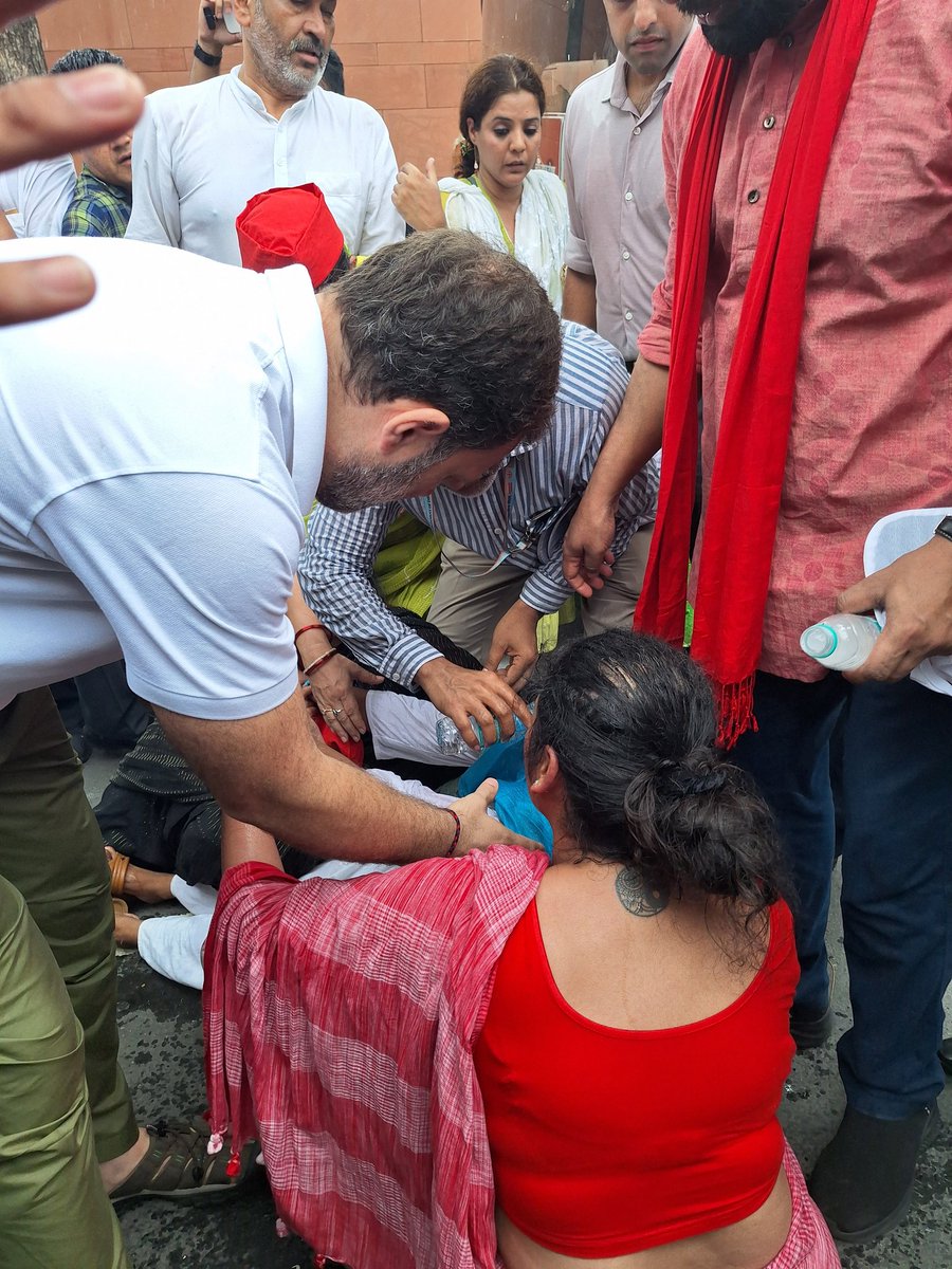 Sreeparna (@sreeparna_c) on Twitter photo LoP <a href="/RahulGandhi/">Rahul Gandhi</a> helping TMC MP Mitali Bag after she faints during Opposition march to <a href="/ECISVEEP/">Election Commission of India</a> on #BiharSIR2025 LoP <a href="/RahulGandhi/">Rahul Gandhi</a> helping TMC MP Mitali Bag after she faints during Opposition march to <a href="/ECISVEEP/">Election Commission of India</a> on #BiharSIR2025