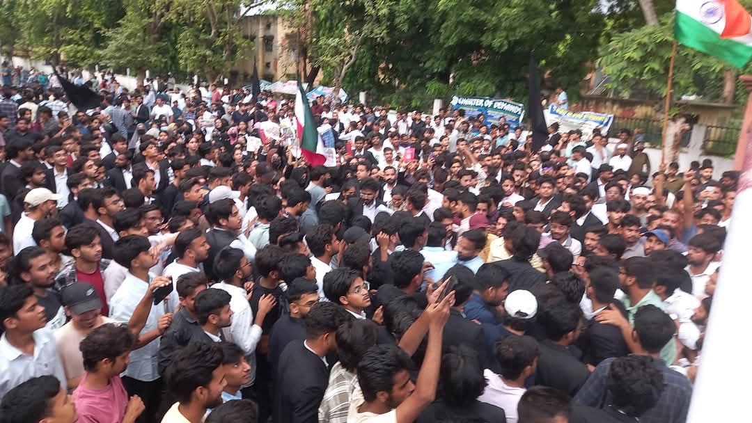 hanzalaashraf92's tweet image. Students at Aligarh Muslim University (AMU) are protesting against a recent fee hike of 36 - 40 %. 
We demand an immediate rollback of this increase and restoration of AMUSU. 
#AMUprotest #AMU