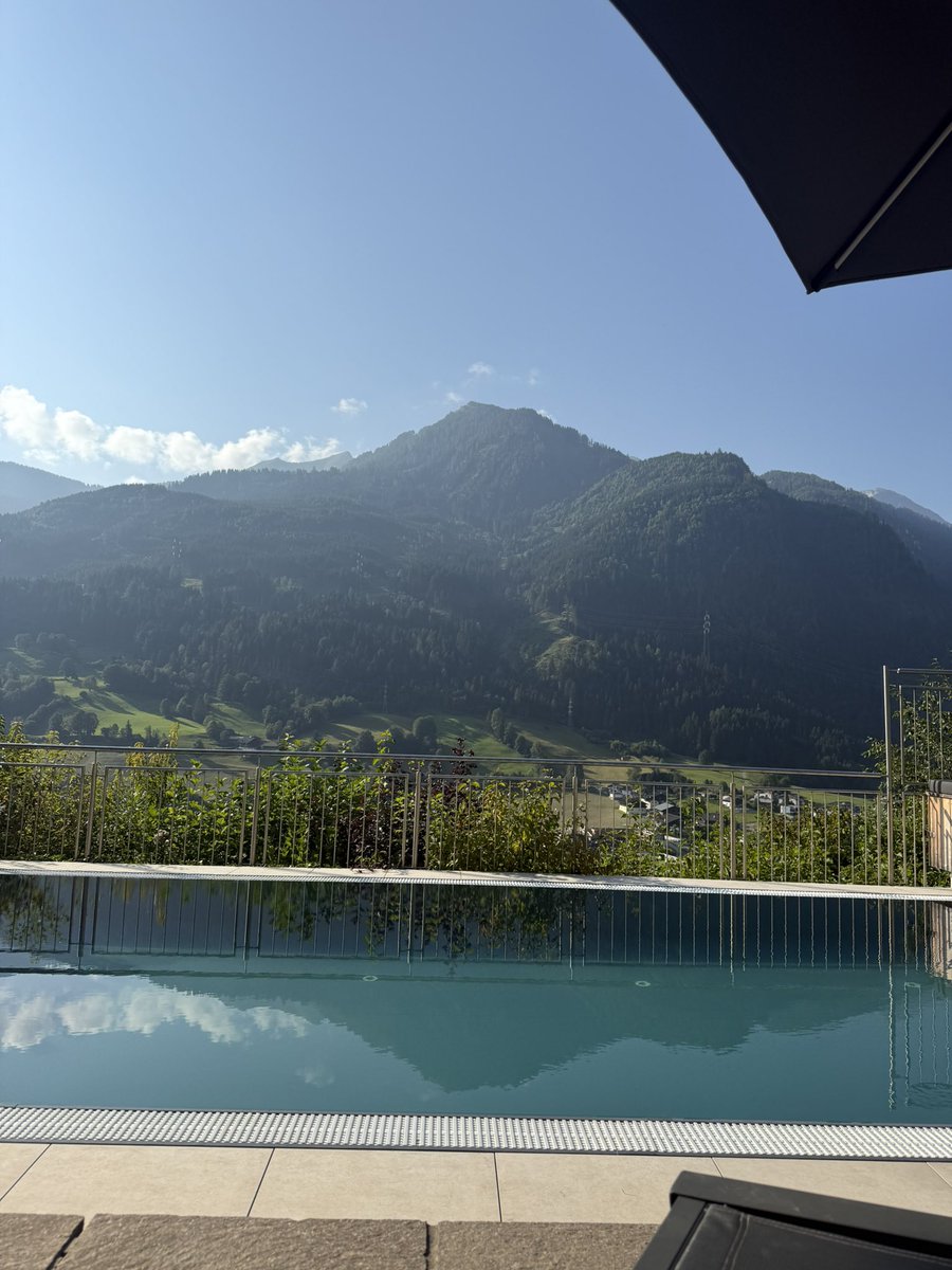 هنا حيث يذوب القلق في صفاء الماء… وتحتضنك الجبال بصمتها

#صباح_الخير #سفر #استجمام #Austria