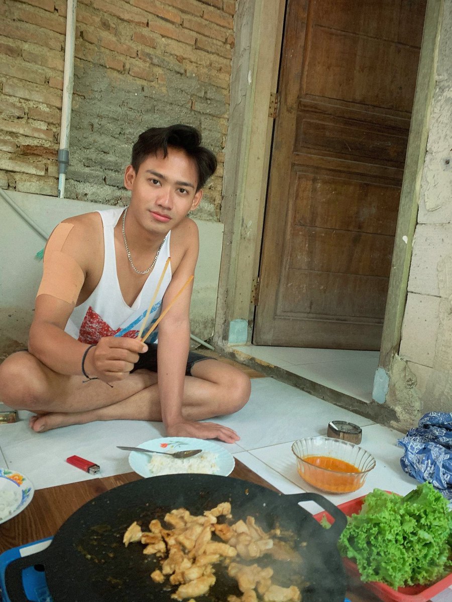 thisnotram's tweet photo. Mari kita makan. https://t.co/oe30EpSQPl