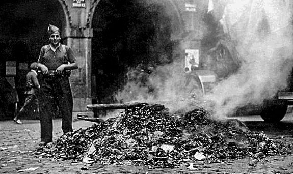 1936ko abuztuaren 11n, faxistek euskarazko liburuak erre zituzten Tolosako Plaza Zaharrean. Ixaka Lopez Mendizabal kultura eragilearen liburuak eta argitaletxea arpilatu zituzten, udal liburutegiko eta eskoletako euskarazko liburuak bata bestearen gainean jarri ta su eman zieten.