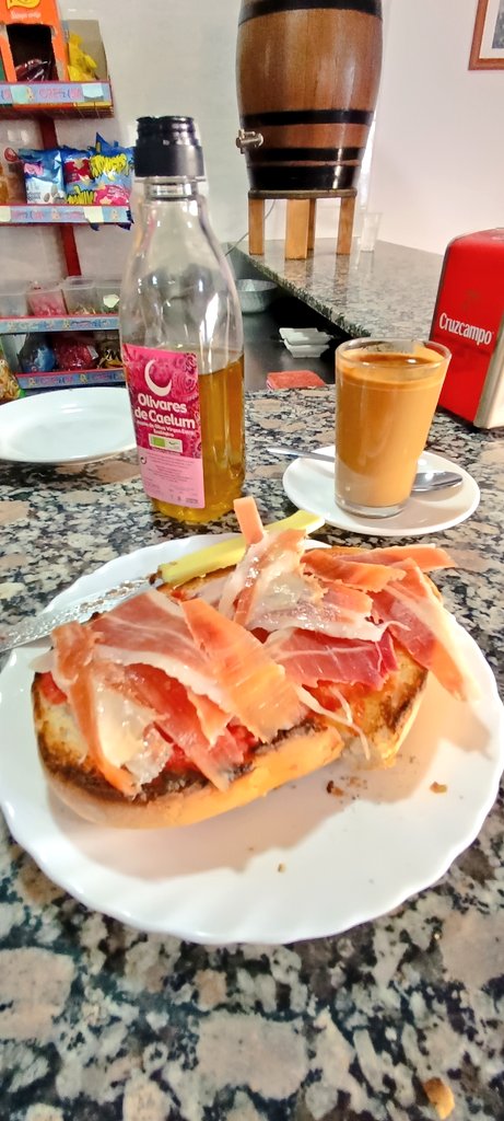 Buen material en bar dónde se sirven más carajillos y aguardiente que cafés. Aceiteprimerismo