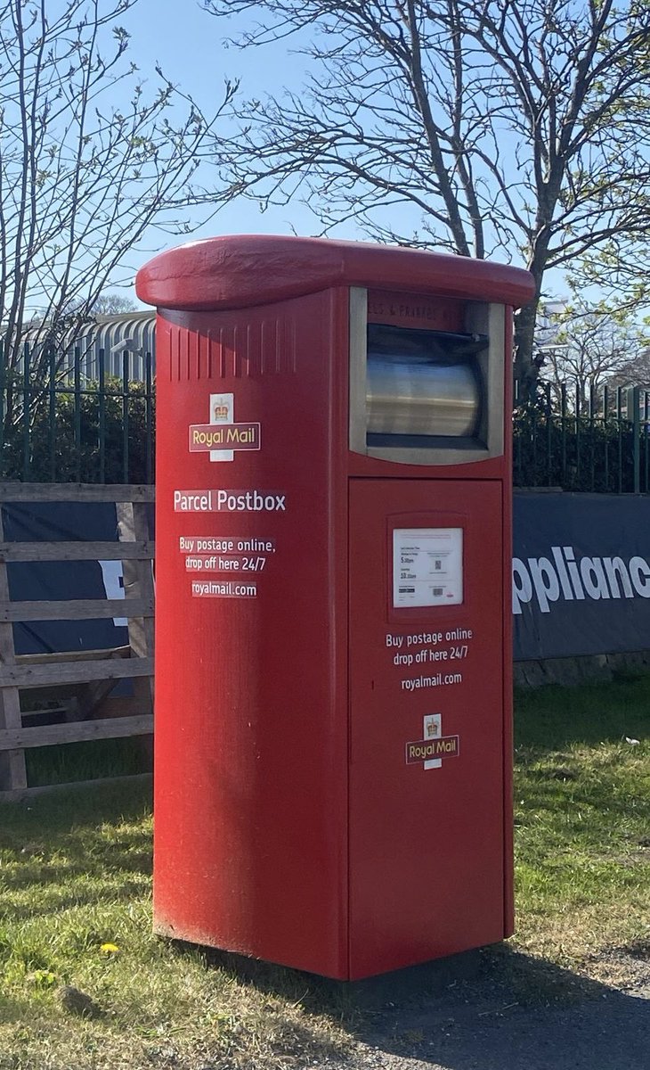alisonrpalmer's tweet photo. Good morning, Happy Monday & wishing you all a great week ahead ๐ฅฐ โTraditionalโ Parcel Box, Rugeley, Staffs ๐ฎ #Postboxaday https://t.co/PtrpwGth4x